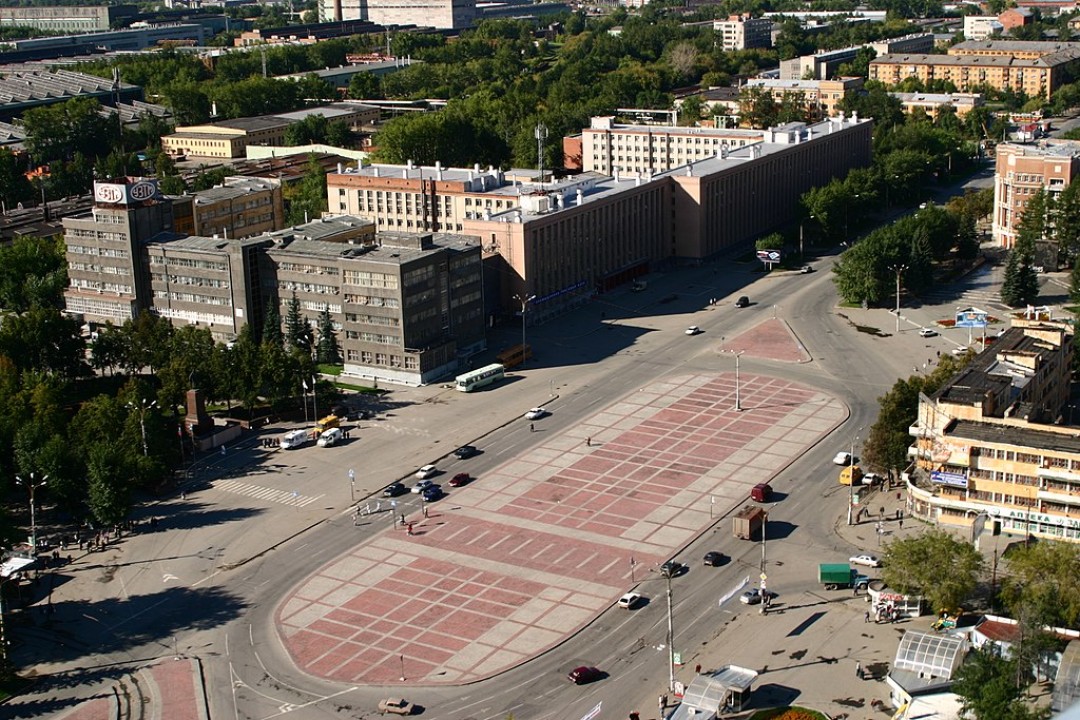 Так выглядела площадь до появления работы Покрась Лампаса