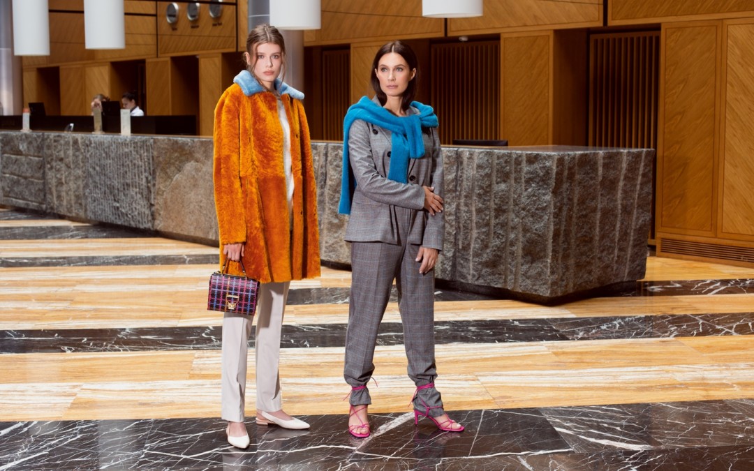 На Дарье: свитер Guess 8 290 руб., брюки Caractere 14 900 руб., меховое пальто Werner Christ 91 000 руб., мюли Hogl 13 990 руб., сумка Coccinelle 18