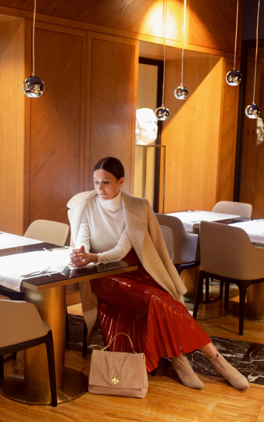 Свитер Boss 11 500 руб., юбка Guess 11 190 руб., пальто Laplandia 29 500 руб., сумка Coccinelle 30 900 руб.