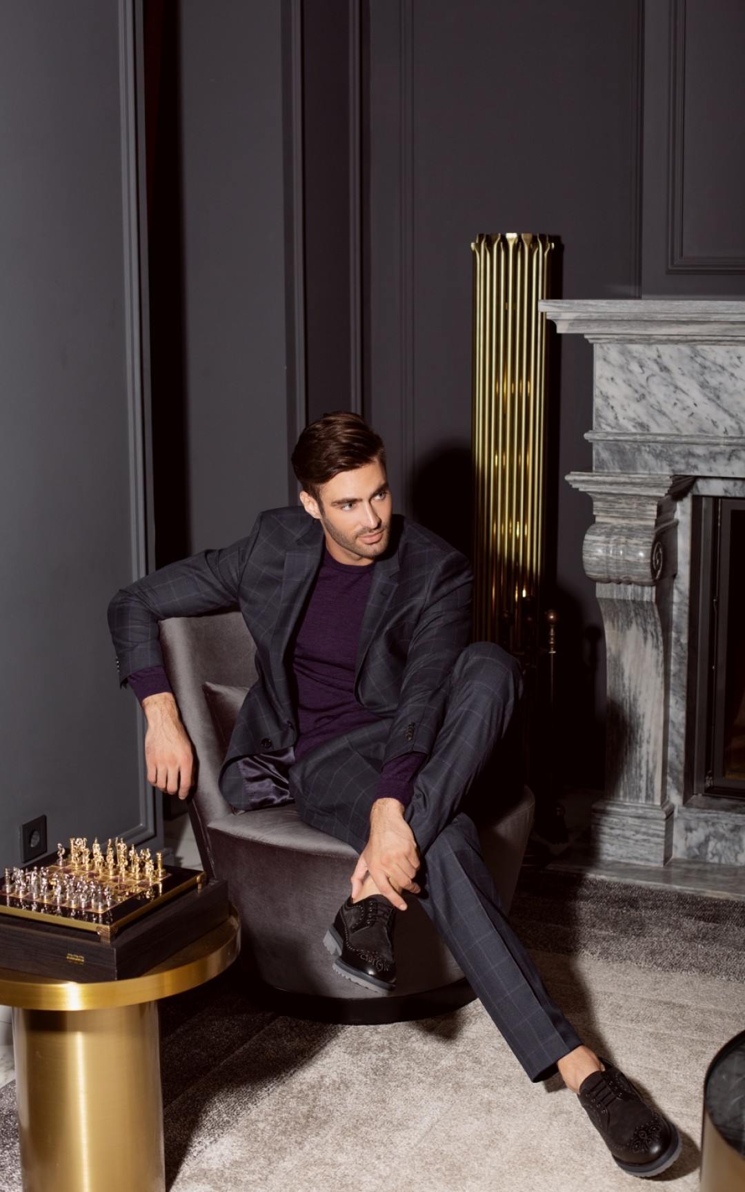 Костюм Boss 62 000 руб., джемпер Boss 11 500 руб., броги Pertini 19 900 руб.