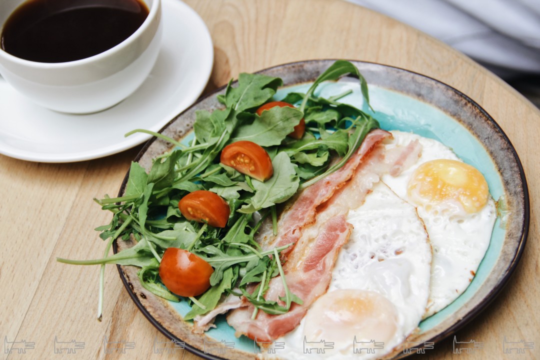 Яичница с беконом и зеленью