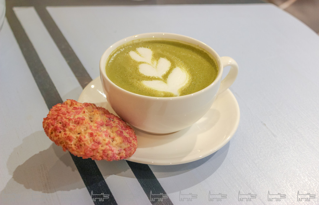 Матча с овсяным печеньем и клюквой