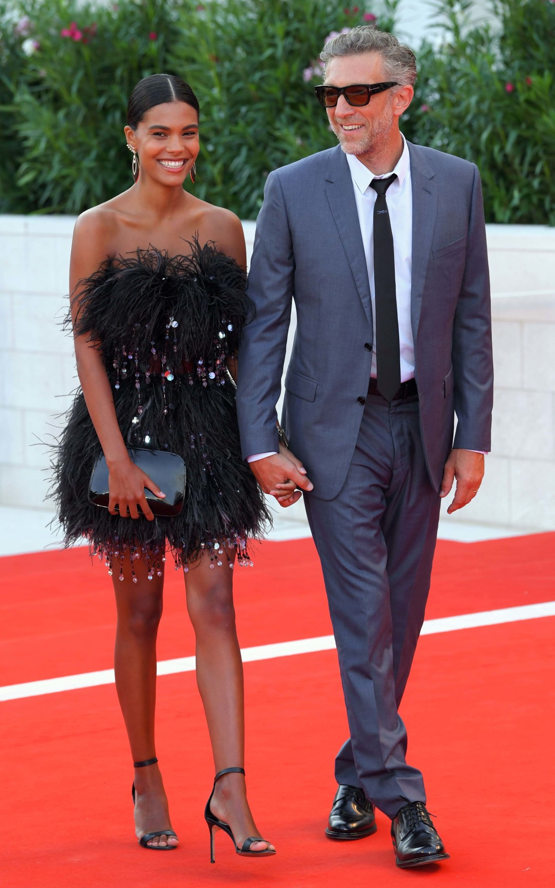 Тина Кунаки в Armani Prive и Венсан Кассель на премьере фильма «Дело Дрейфуса»