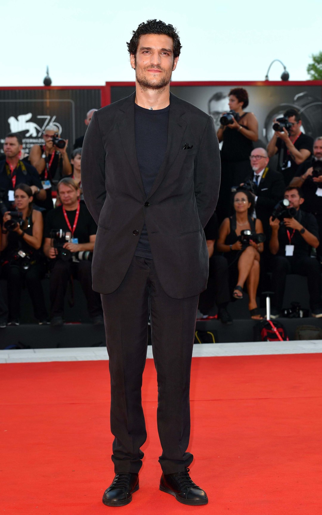 Луи Гаррель в Giorgio Armani на премьере фильма «Дело Дрейфуса»