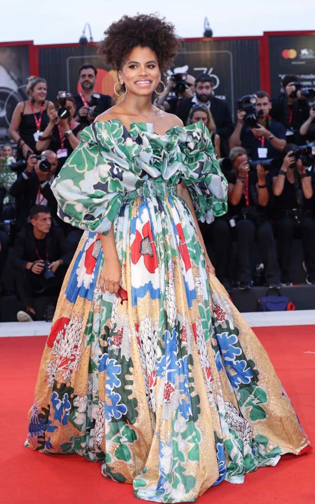 Зази Битц в Valentino на премьере фильма «Джокер»