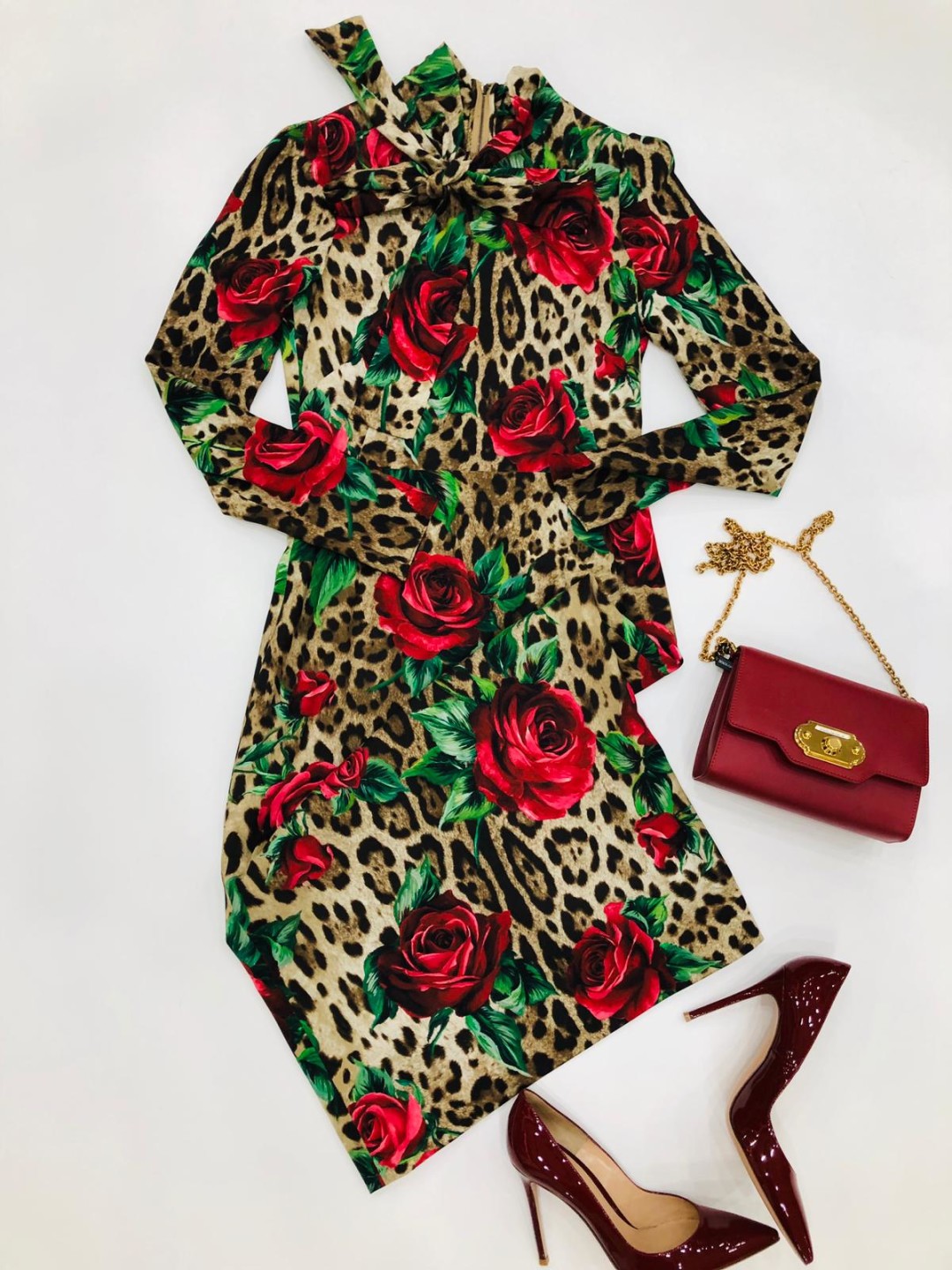 Платье и сумка Dolce&Gabbana, туфли Gianvito Rossi - в следующий раз в Риме пригодится