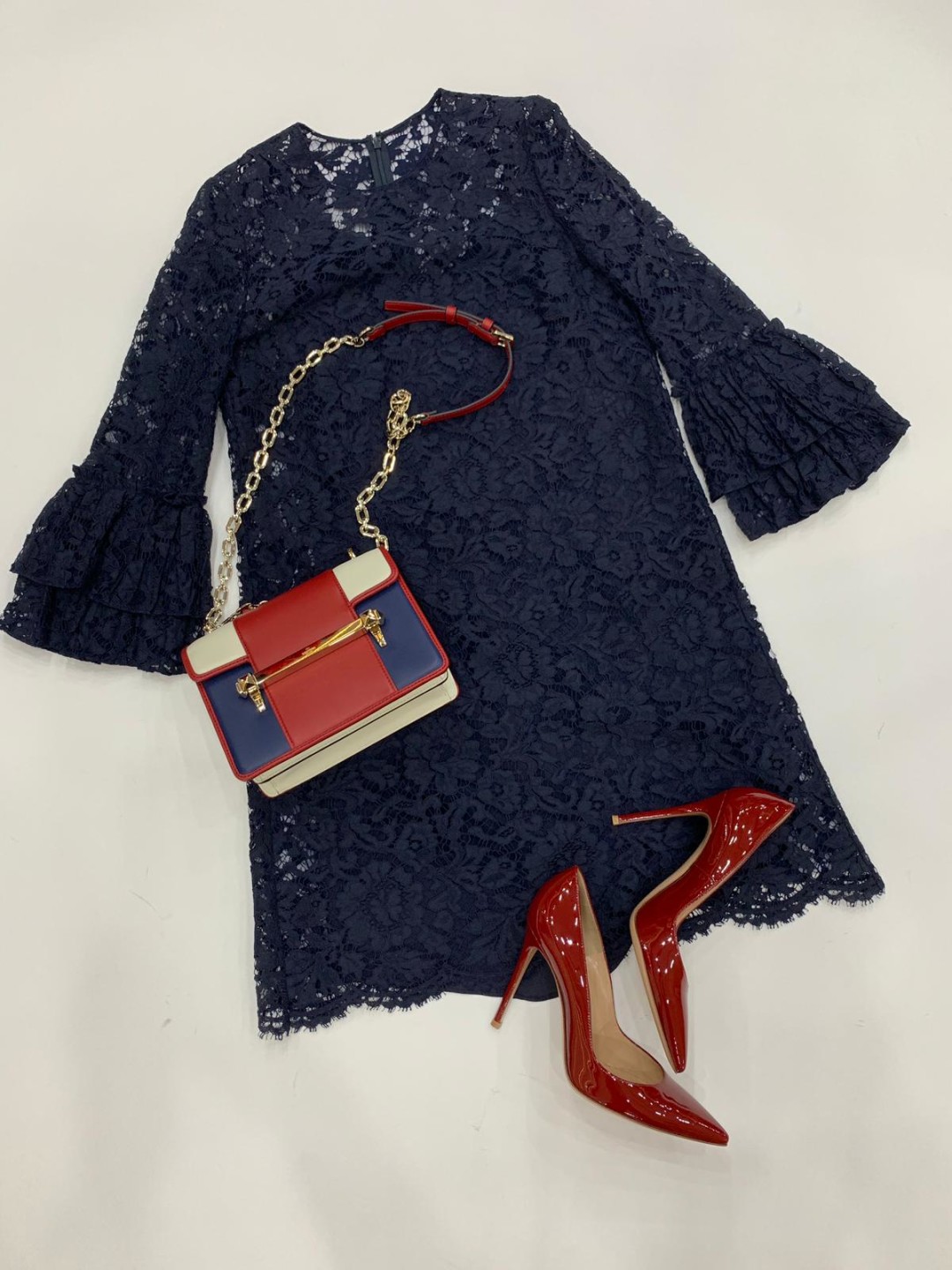 Платье и сумка Valentino, туфли Gianvito Rossi - для девушки из высшего общества. Примут за свою - гарантировано!