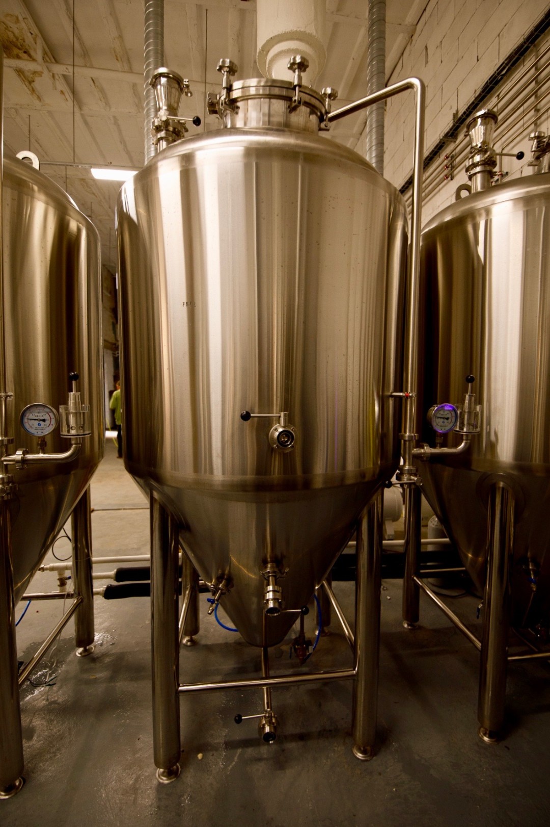 Финальный этап производства: комбучу перегоняют в закрытые чаны для дображивания. Из них напиток поступает на розлив – в банки и кеги.