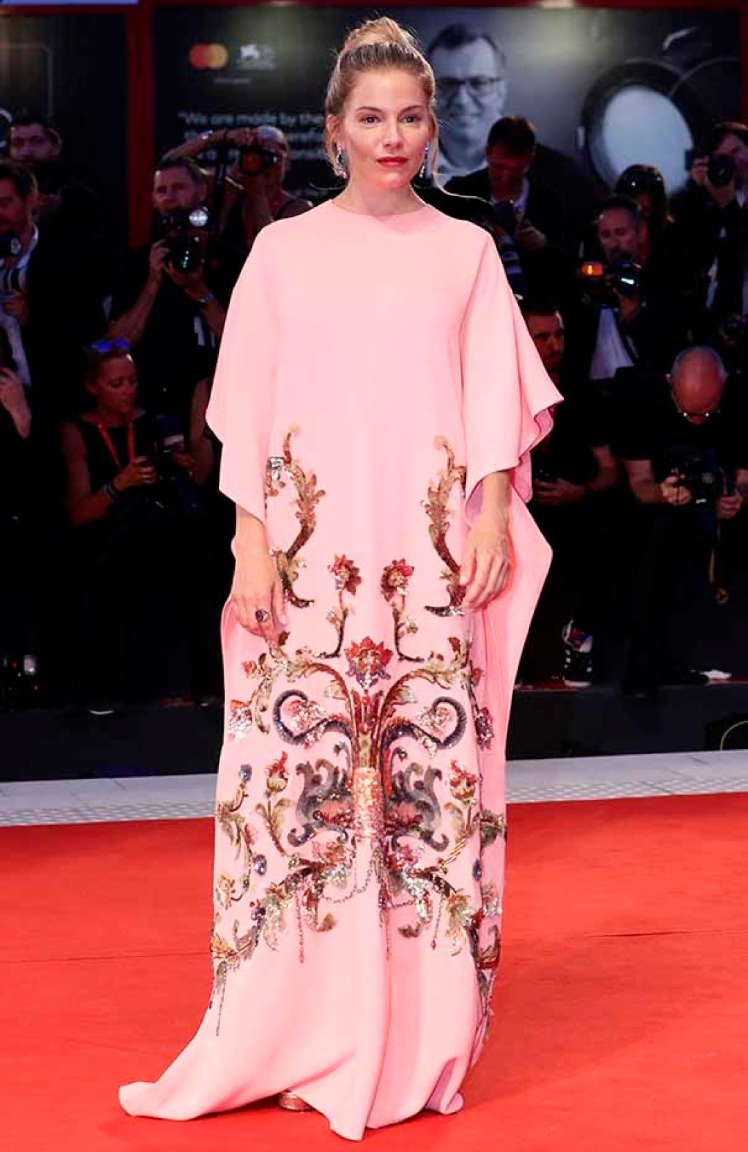 Сиенна Миллер в Gucci и украшениях Bvlgari на премии Kineo Prize