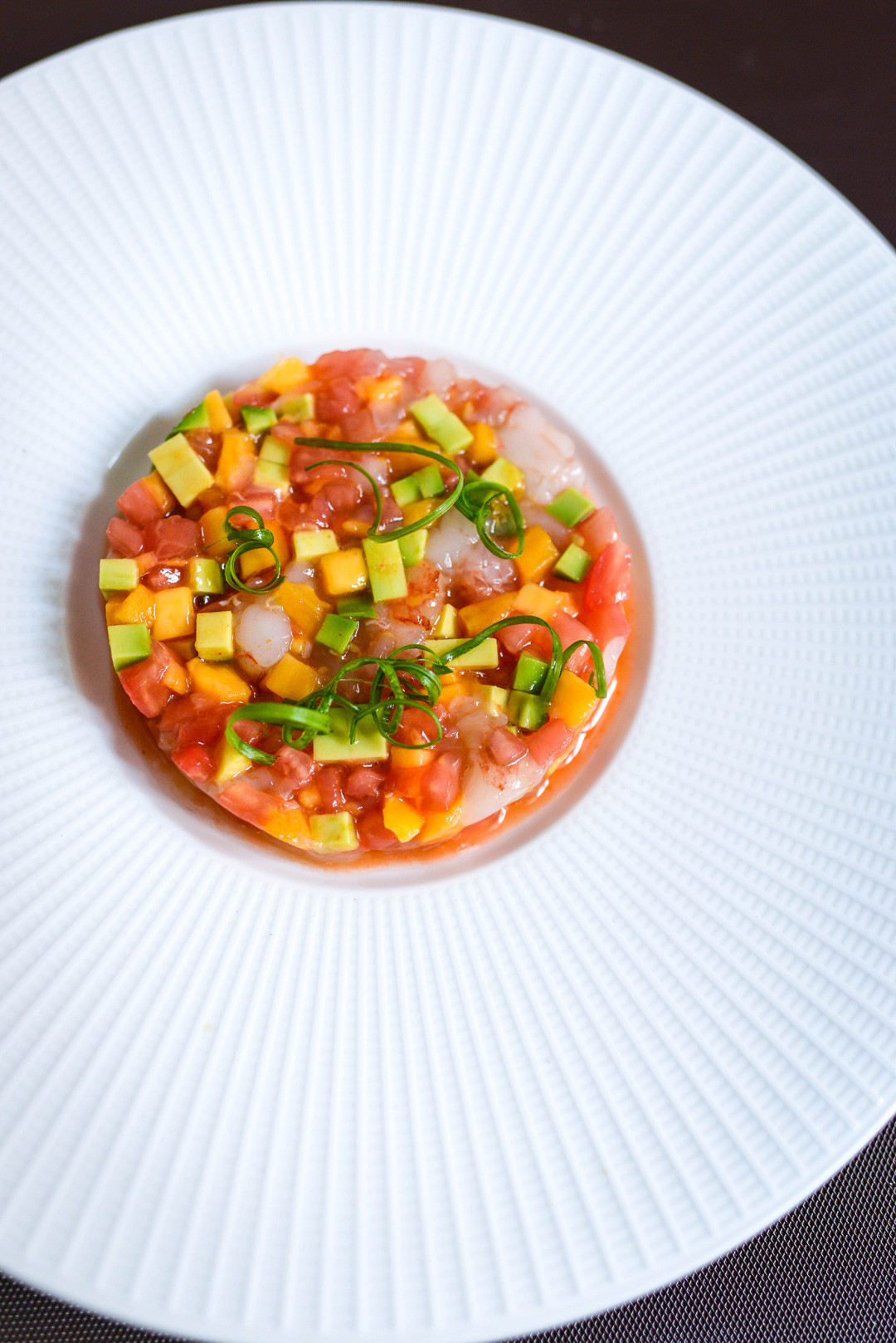 Тартар из северной креветки с манго и авокадо