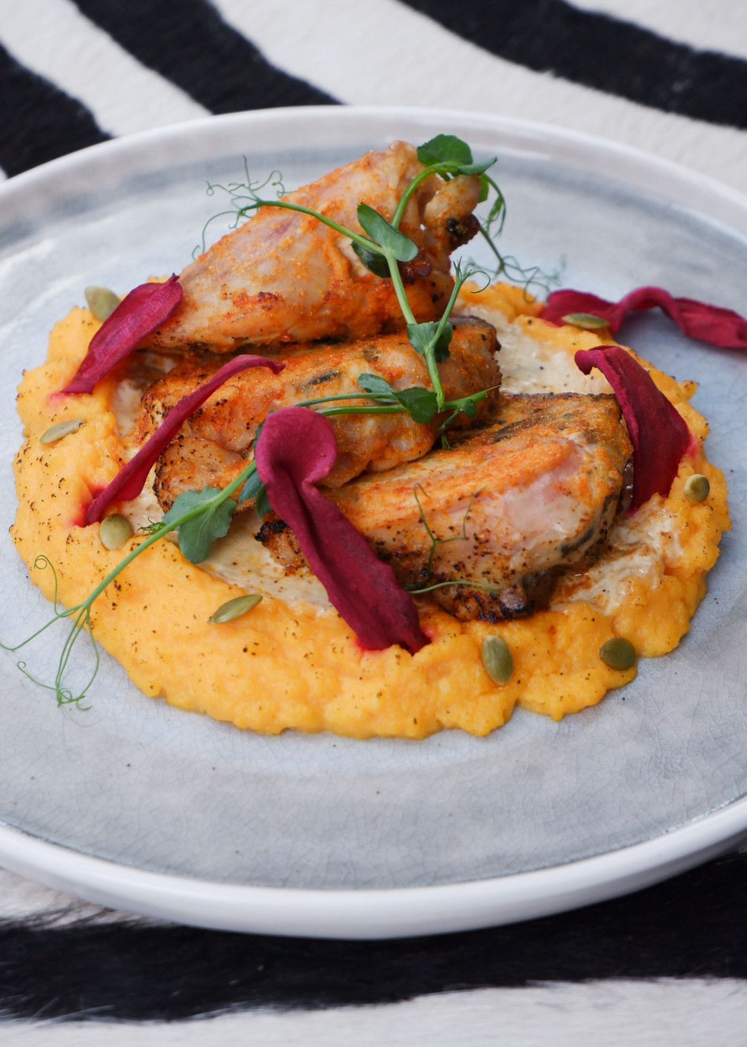 Ножка кролика с белыми грибами и морковно-картофельным пюре