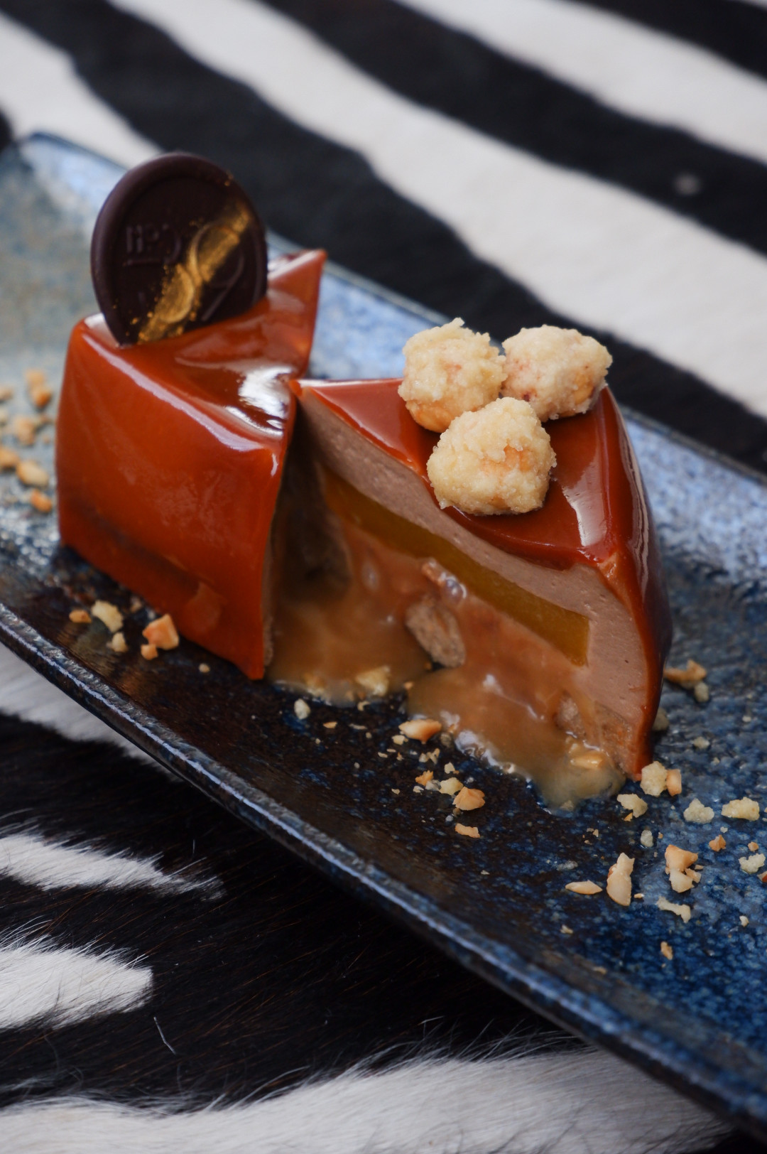 Суфле из молочного шоколада с лесными орехами и соленой карамелью