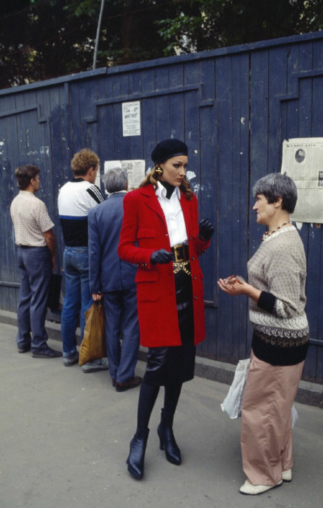 Карла Бруни общается с жителями Петербурга во время своего визита в 1992 году. Архив Telegram-канала «Эпоха 90-х»