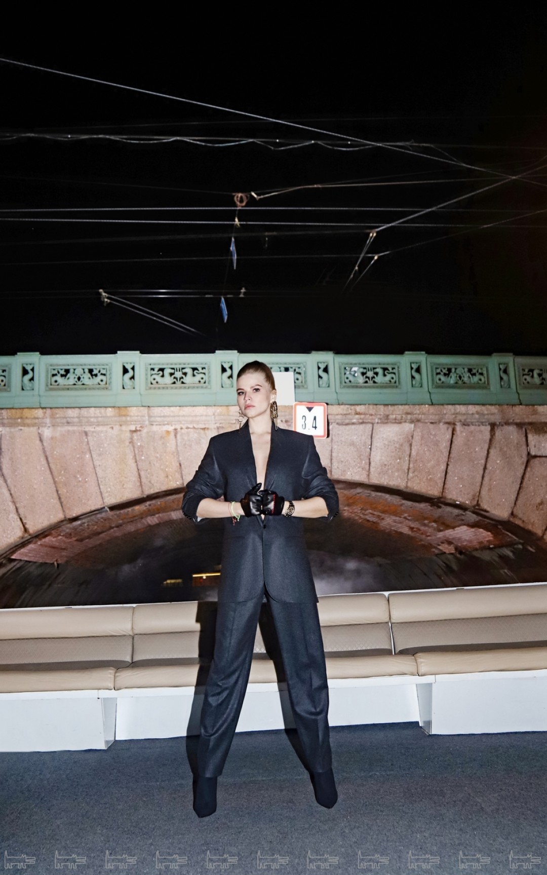 Жакет и брюки Celine, ботильоны и перчатки Balenciaga (все — ДЛТ), часы Rolex (Mercury), серьги Tous