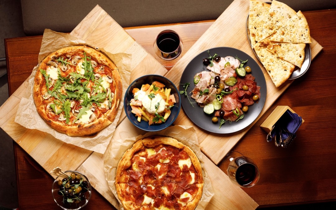 Пицца с шампиньонами и маскарпоне, мясная тарелка