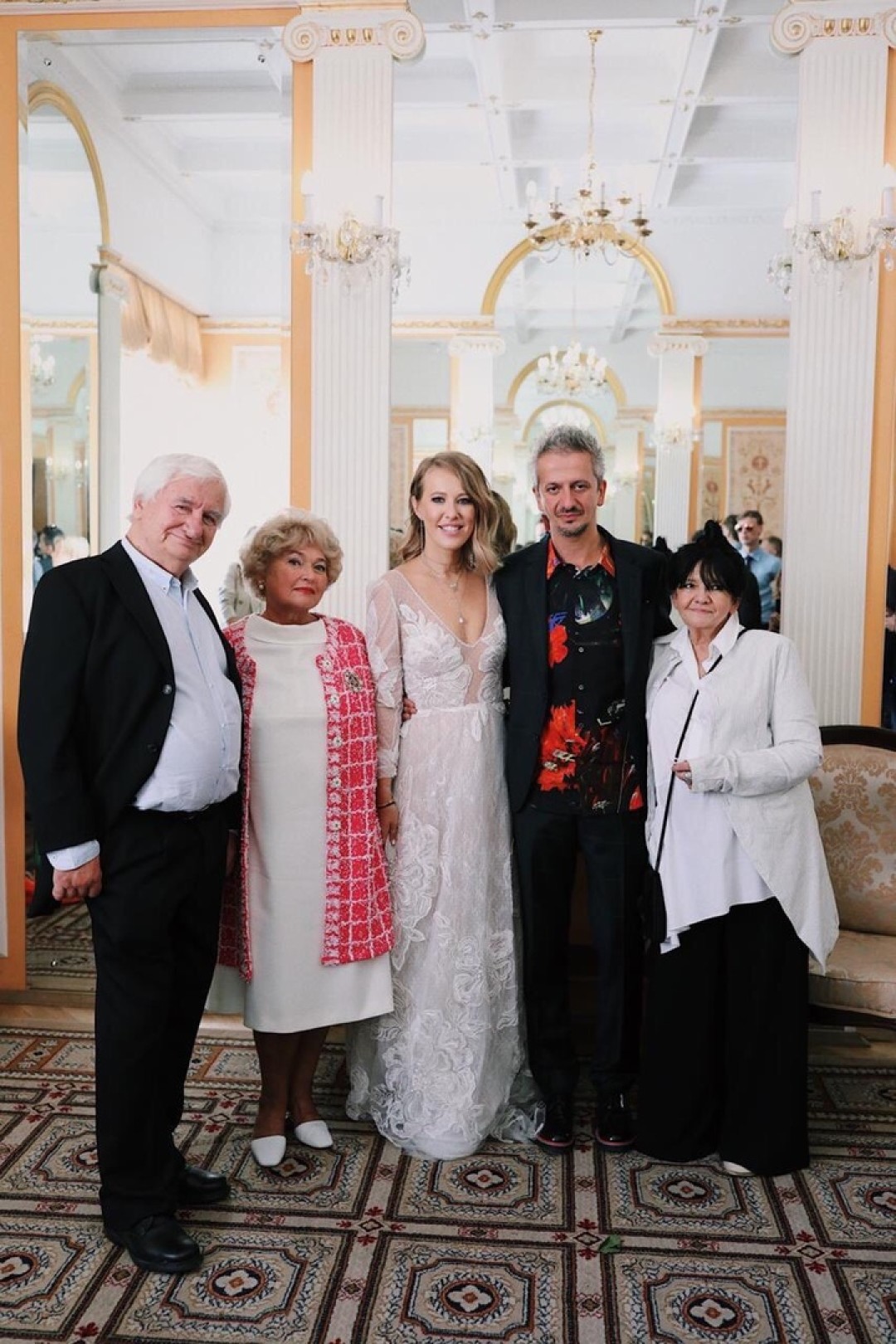 Молодожены с родителями. Фото: Telegram-канал «Кровавая барыня»