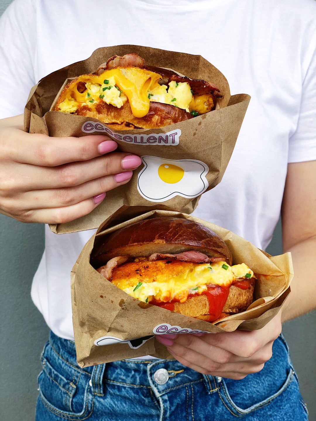 Тост с бриошью, ширача майо, скрэмблом с луком сибулет, сыром чеддер и ломтиком бекона