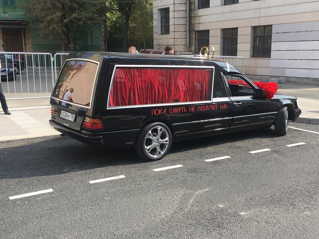 Катафалк, на котором Собчак и Богомолов отправились в ЗАГС. Фото: @philippvolter