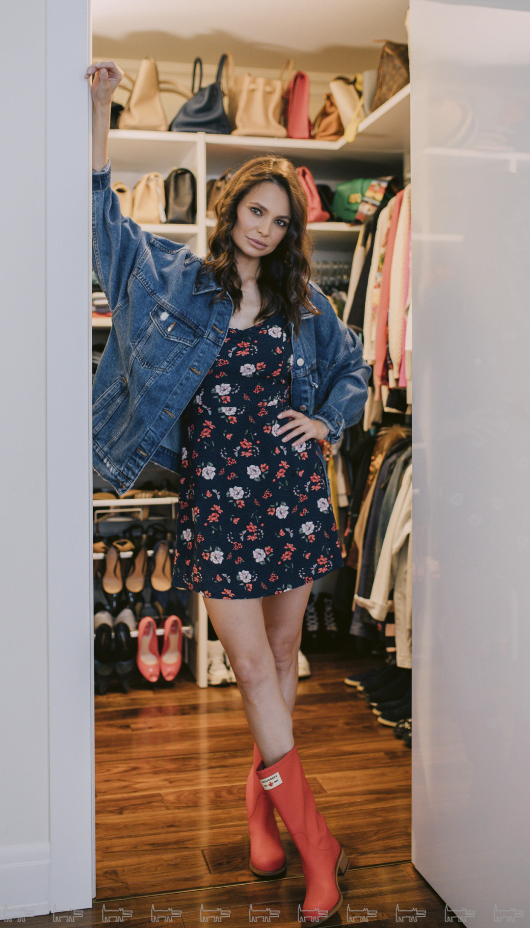 На Анжеле: джинсовка Bershka, платье Hollister, сапоги Dsquared2