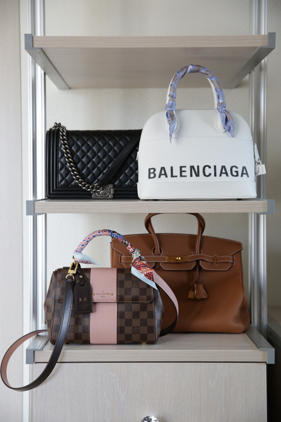 Я не могу обойтись без большой сумки, поэтому всегда хожу с двумя: вместительной сумкой-шопером, в которой лежит ВСЕ на всякий случай и которая обычно