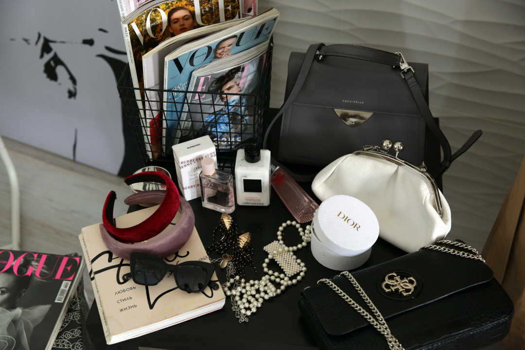 Я не могу обойтись без удобной пары кроссовок, в которых можно бегать по делам весь день, и хорошей сумки, которая «сделает» образ.