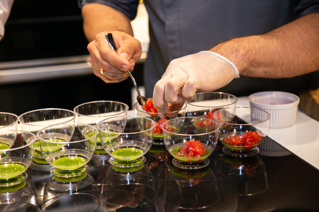 Маринованный (в вакууматоре за пару часов) арбуз с сырным чипсом.