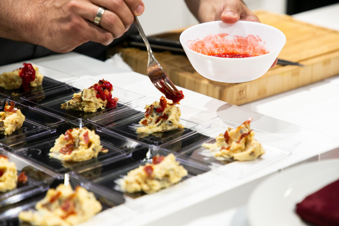 Картофельный чизкейк с ванилью и чипсами из пармской ветчины приправленный малиновым вареньем.