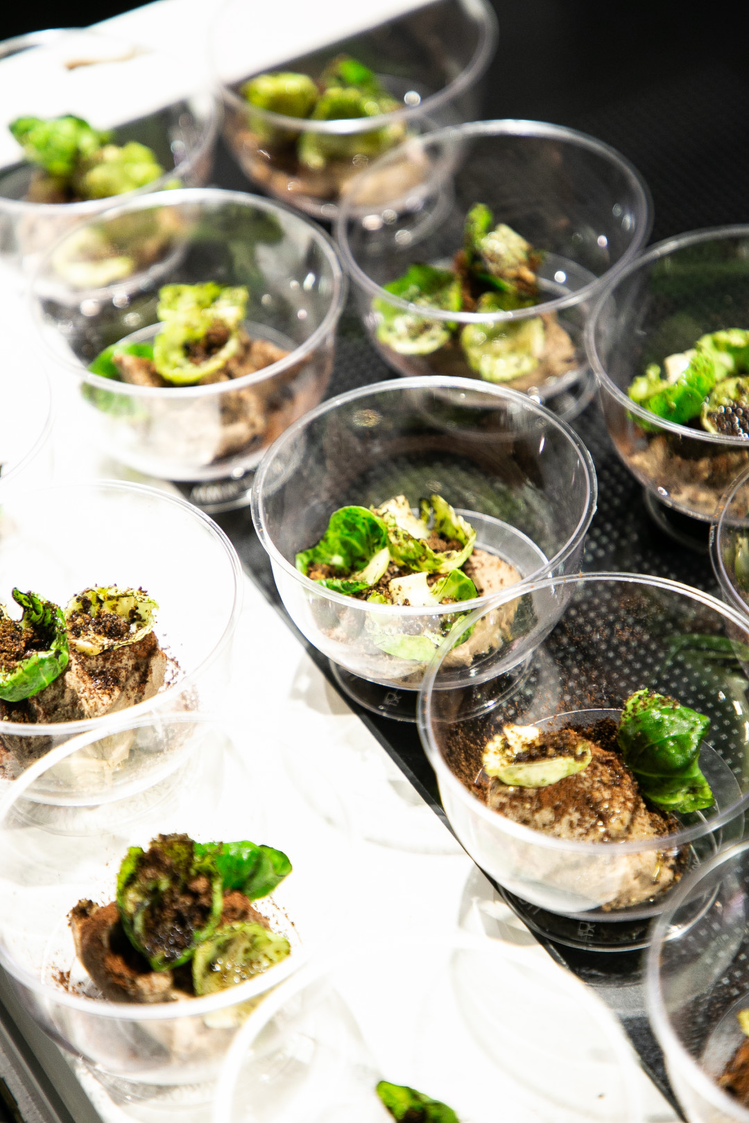 Мусс из печени кролика, пангратата и опаленная брюссельская капуста.