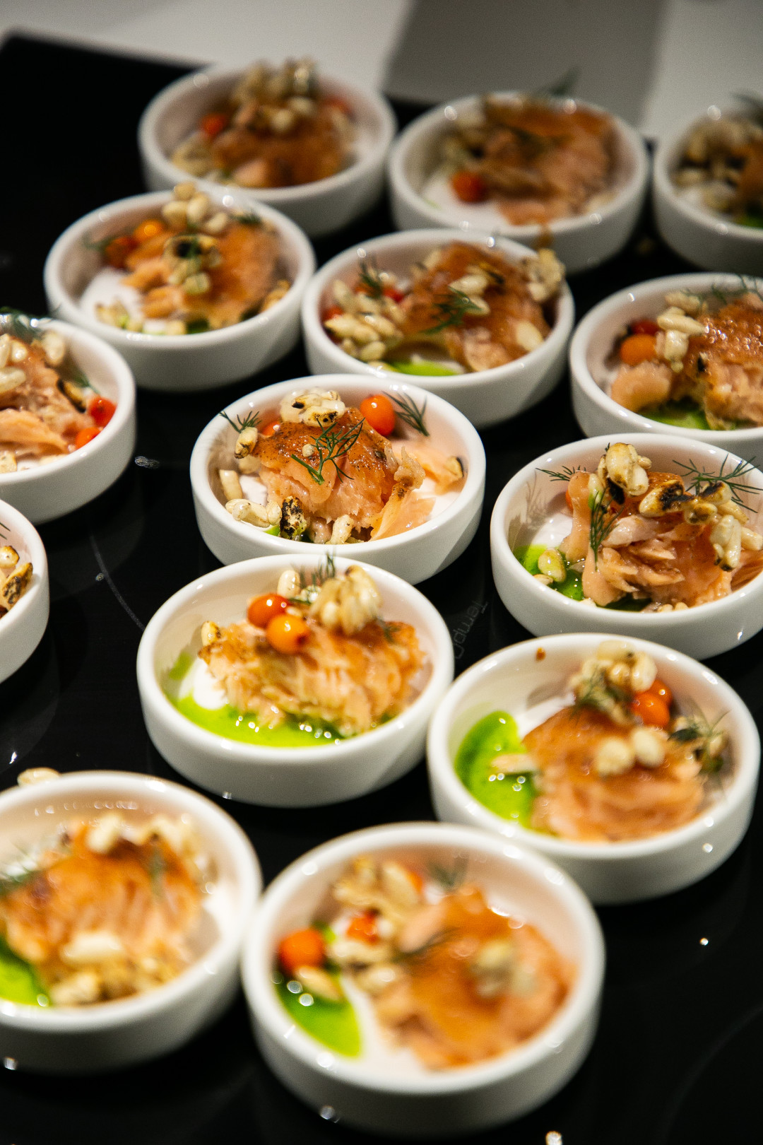 Лосось-пастрами с букетом специй облепихой и воздушным рисом.