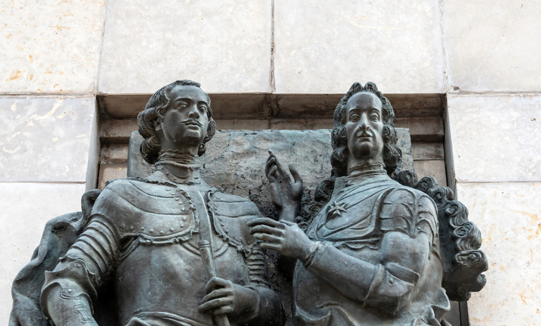 Памятник Петру I и Лефорту. Москва, Красноказарменная улица, 2