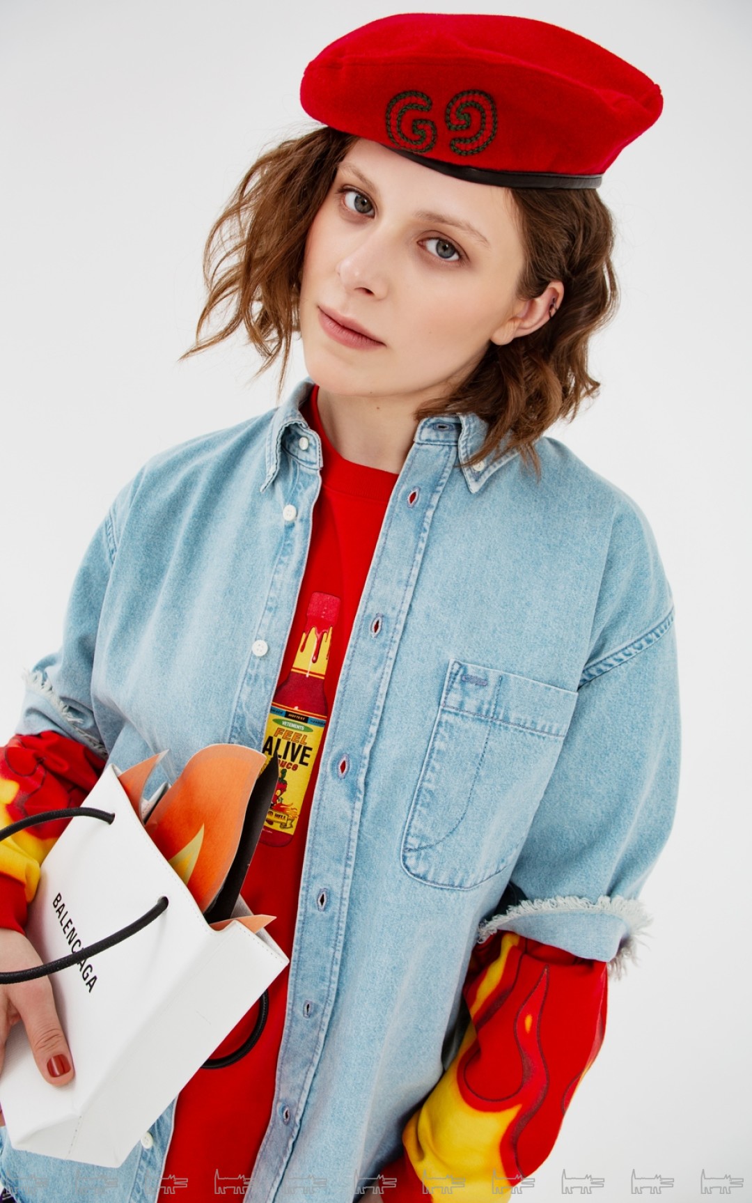 Берет Gucci , свитшот Vetements , рубашка и сумка Balenciaga (все — ДЛТ)