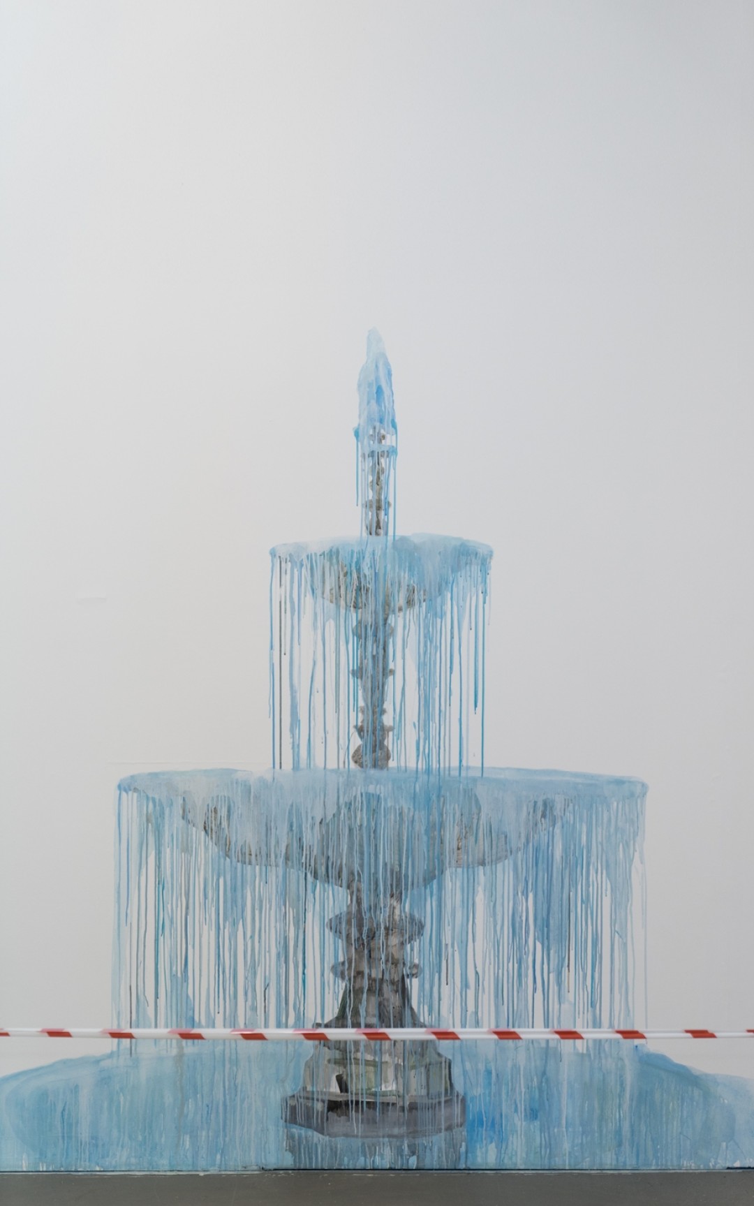 Фонтан за оградительной лентой создан для персонального проекта Frozen на московском «Винзаводе».