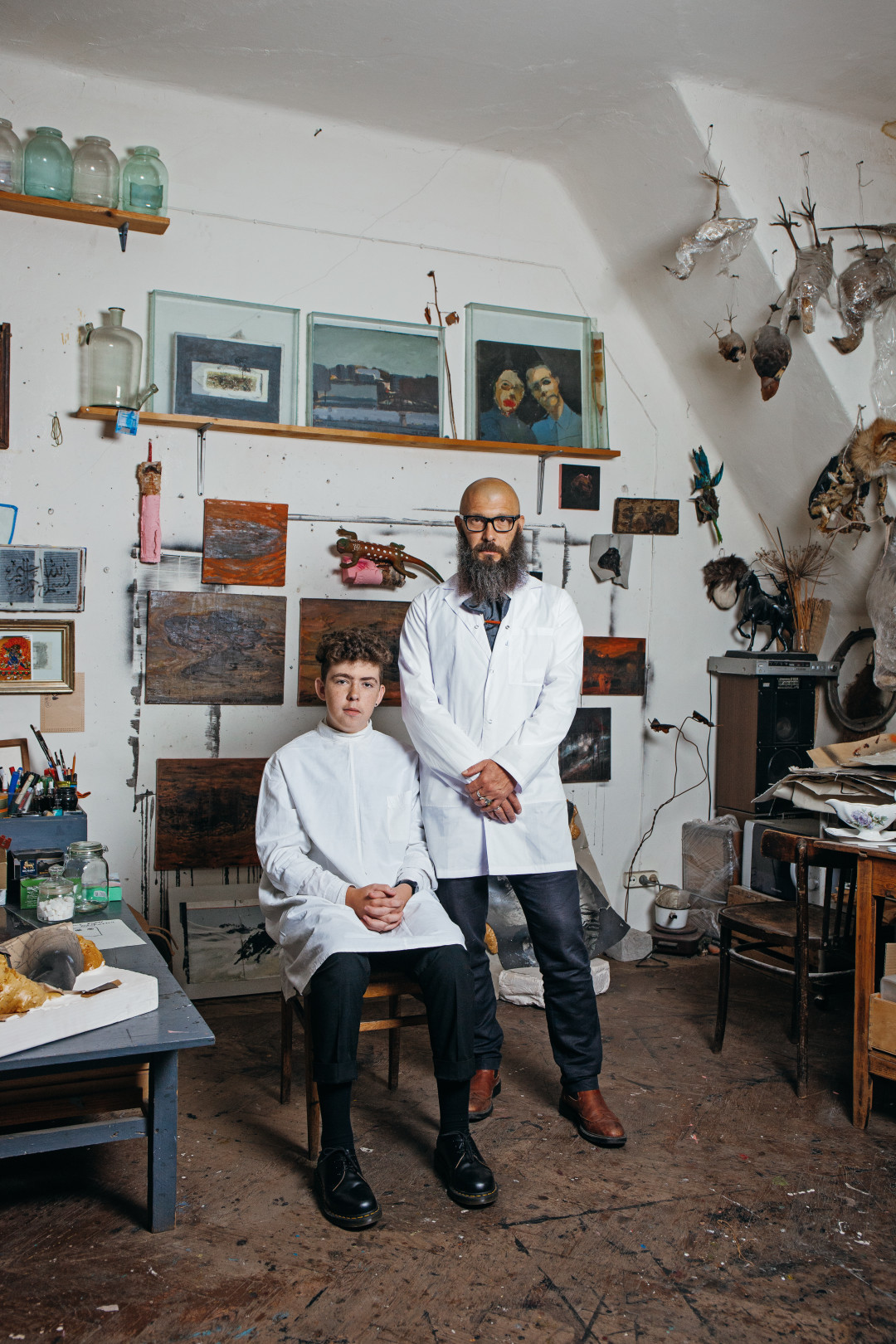 Художник Петр Швецов и его сын Лука в мастерской, напоминающей одновременно алхимическую лабораторию и кунсткамеру 18 века. Посетить ее можно будет на