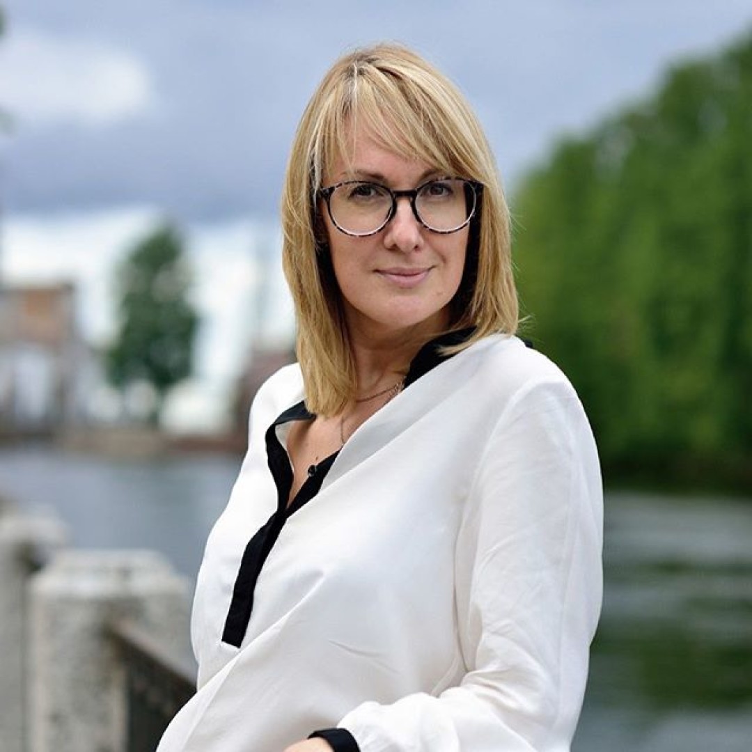 Ксения Бандорина - культуролог дизайна, кандидат искусствоведения, член ЮНЕСКО, член Санкт-Петербургского Союза дизайнеров, член Союза художников