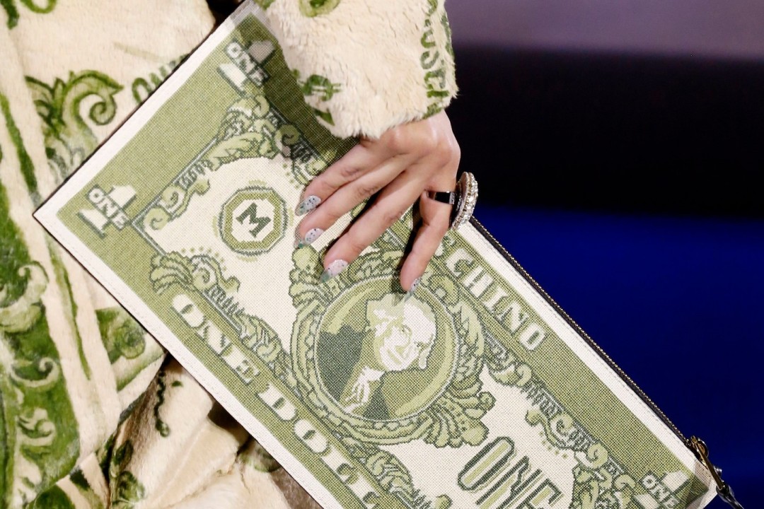 Сумка в виде долларовой купюры на показе Moschino, осень-зима 2019/20