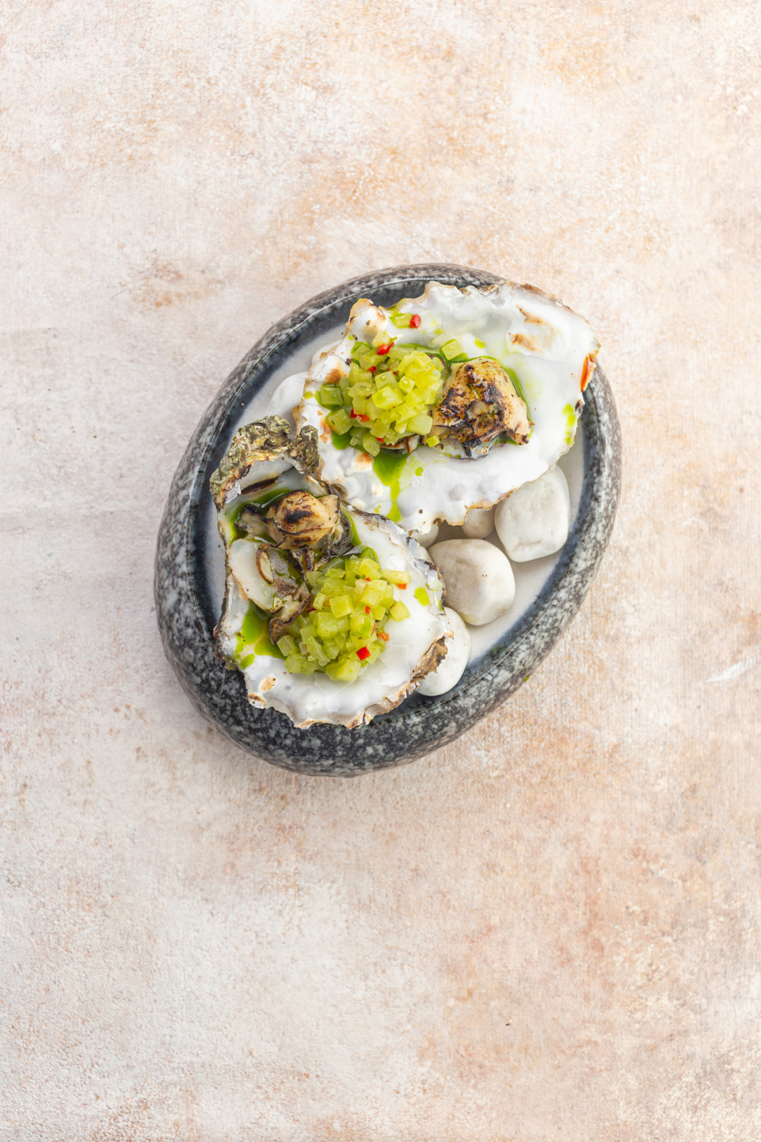 Устрицы-гриль с огуречной сальсой