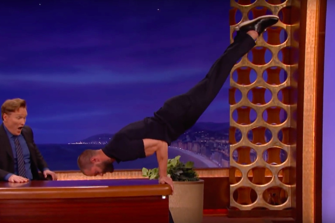 Джеми Дорнан в Neil Barrett на шоу Конана О'Брайена