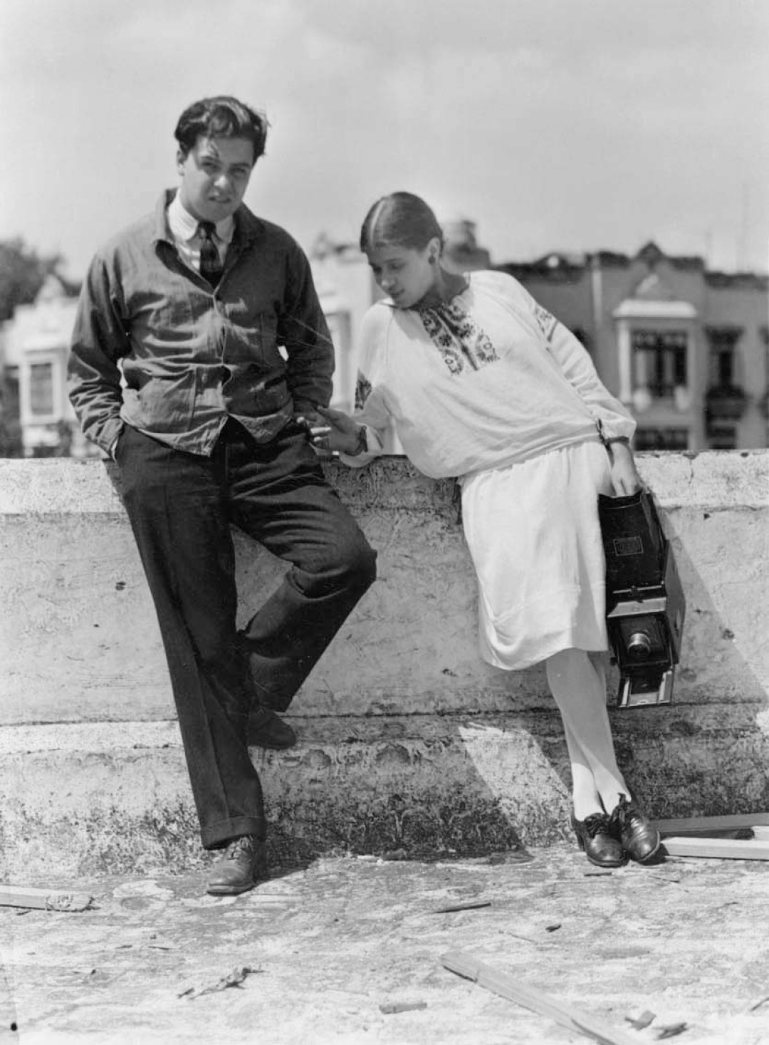 Эдвард Уэстон. Тина Модотти со своей камерой «Корона» и художник Мигель Коваррубиас Мексика, 1924