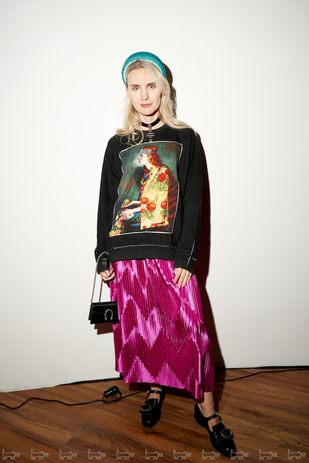 На Марии: свитшот, сумка и обувь Gucci, юбка Givenchy