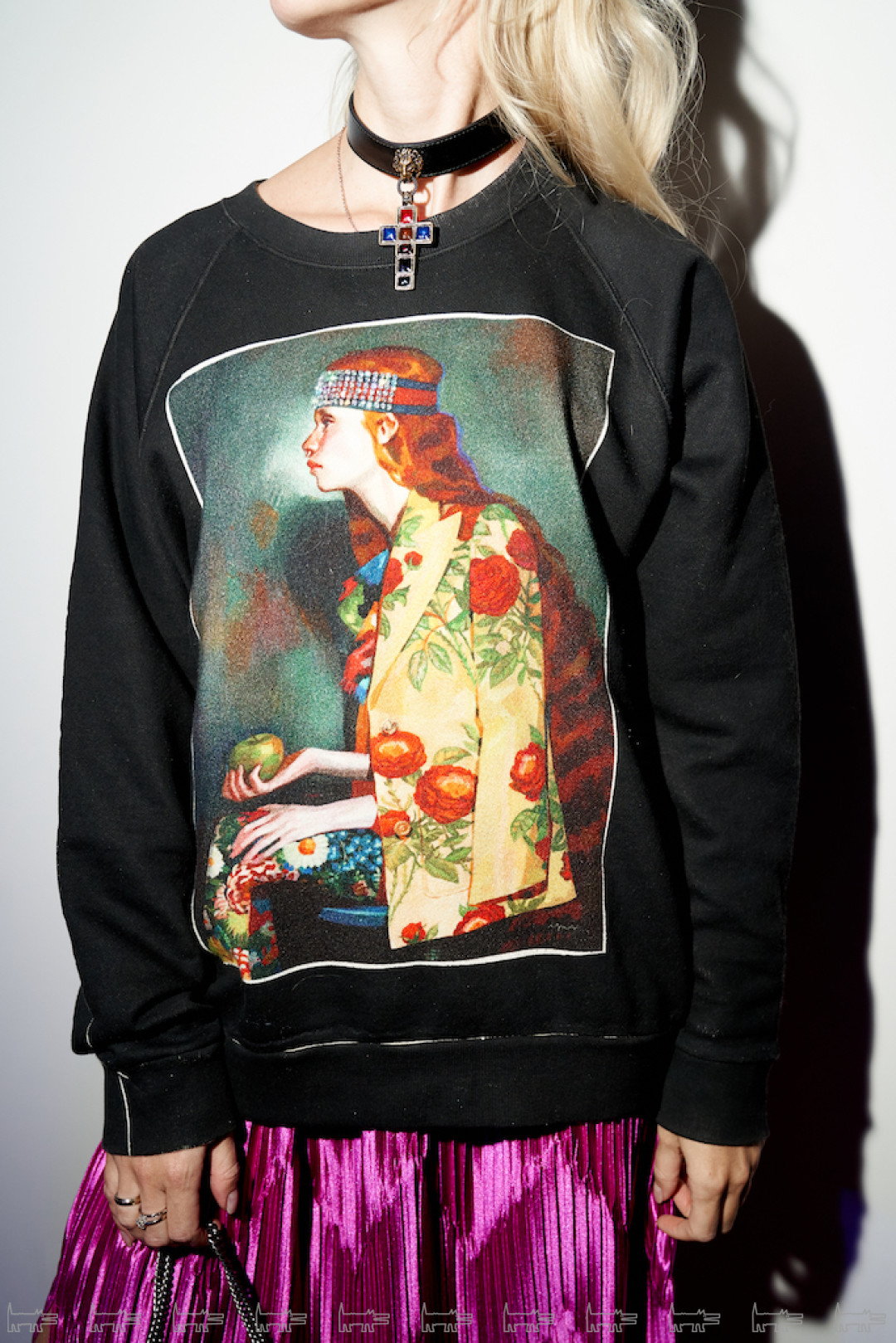 На Марии: свитшот, сумка и обувь Gucci, юбка Givenchy