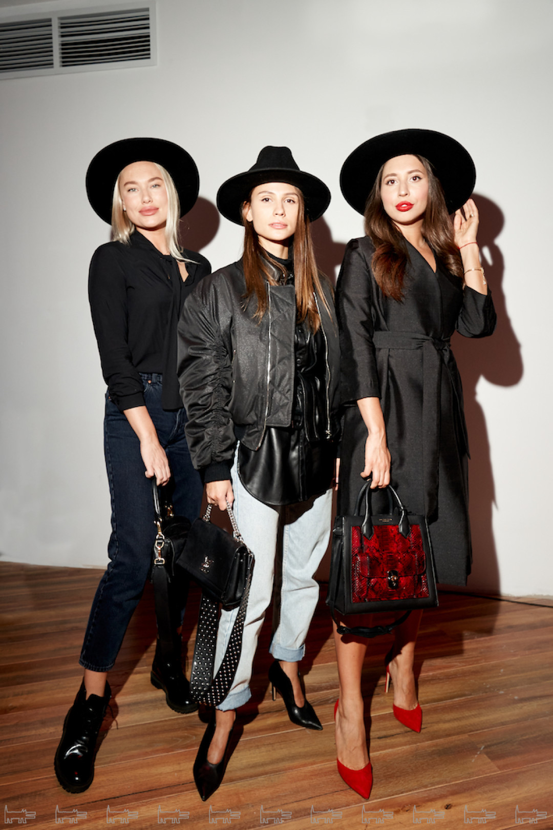 На Агафье (слева): блуза UNIQLO, шляпа Cocoshnick, сумка Fendi, ботинки & Other Stories. На Ольге (в центре): бомбер Saint-Tokyo, кожаная куртка Zara