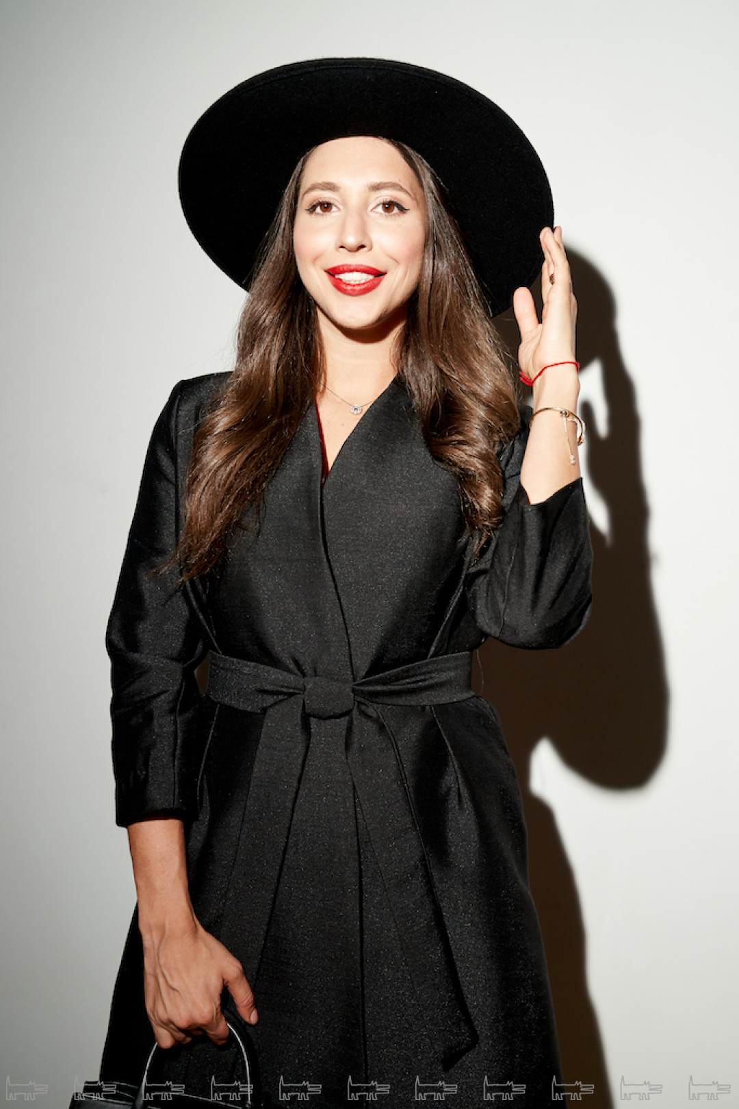 На Анастасии: плащ Prada, шляпа Cocoshnick, сумка Balenciaga