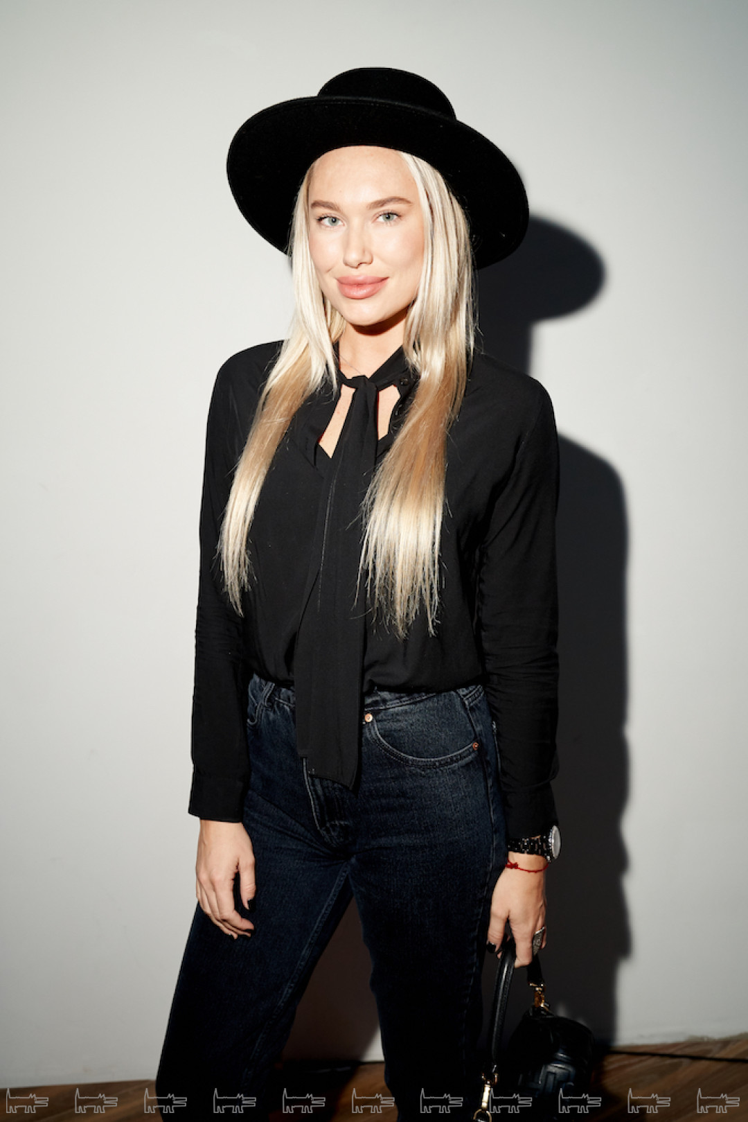 На Агафье: блуза UNIQLO, шляпа Cocoshnick, сумка Fendi