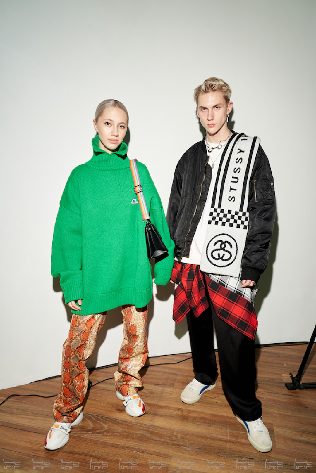 На Лизе: свитер ADER error, брюки I AM GIA, обувь Palm Angels, сумка Mango, ремень от сумки Manyu Moscow. На Демиде: бомбер Cheap Monday, свитшот Acne