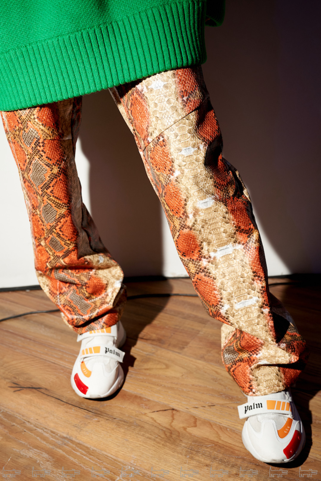 На Лизе: свитер ADER error, брюки I AM GIA, обувь Palm Angels