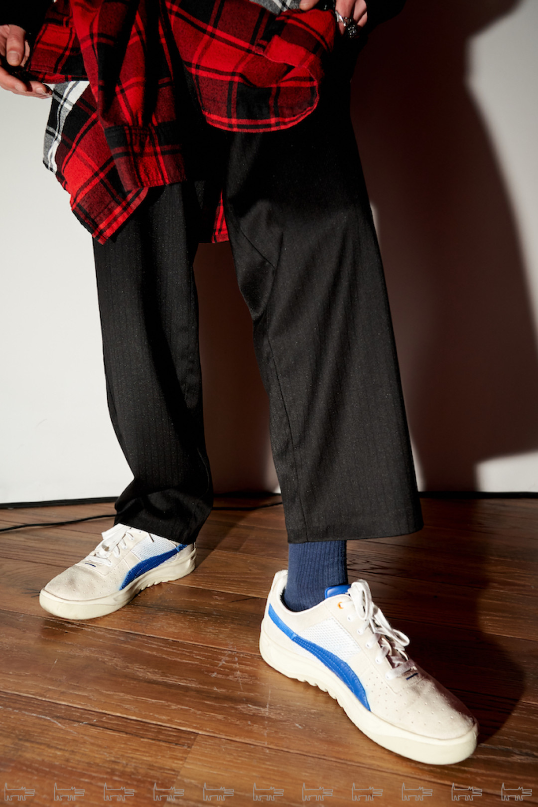 На Демиде: рубашка Alexander McQueen, брюки UShatava, обувь ADER error