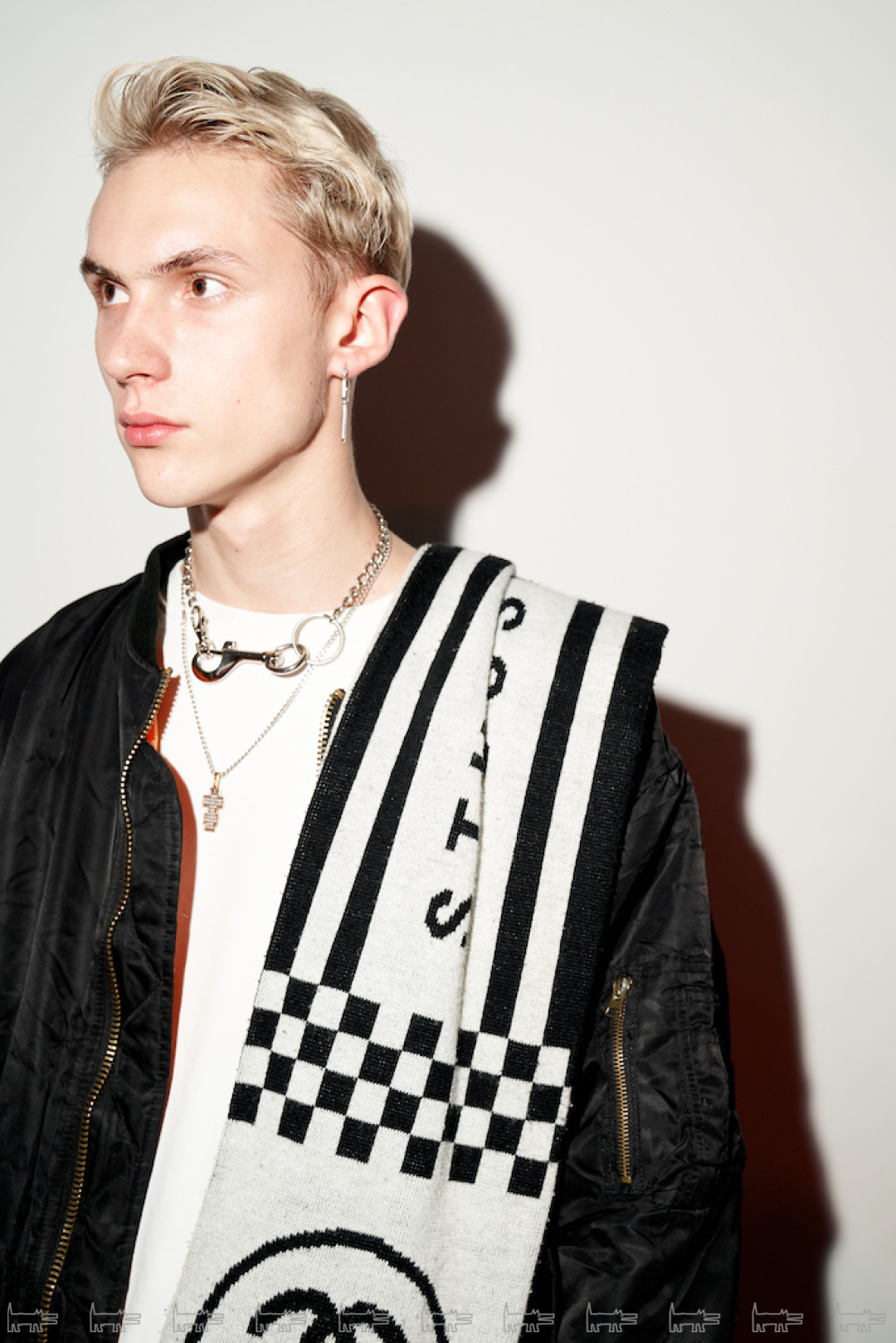 На Демиде: бомбер Cheap Monday, свитшот Acne Studios, шарф Stussy