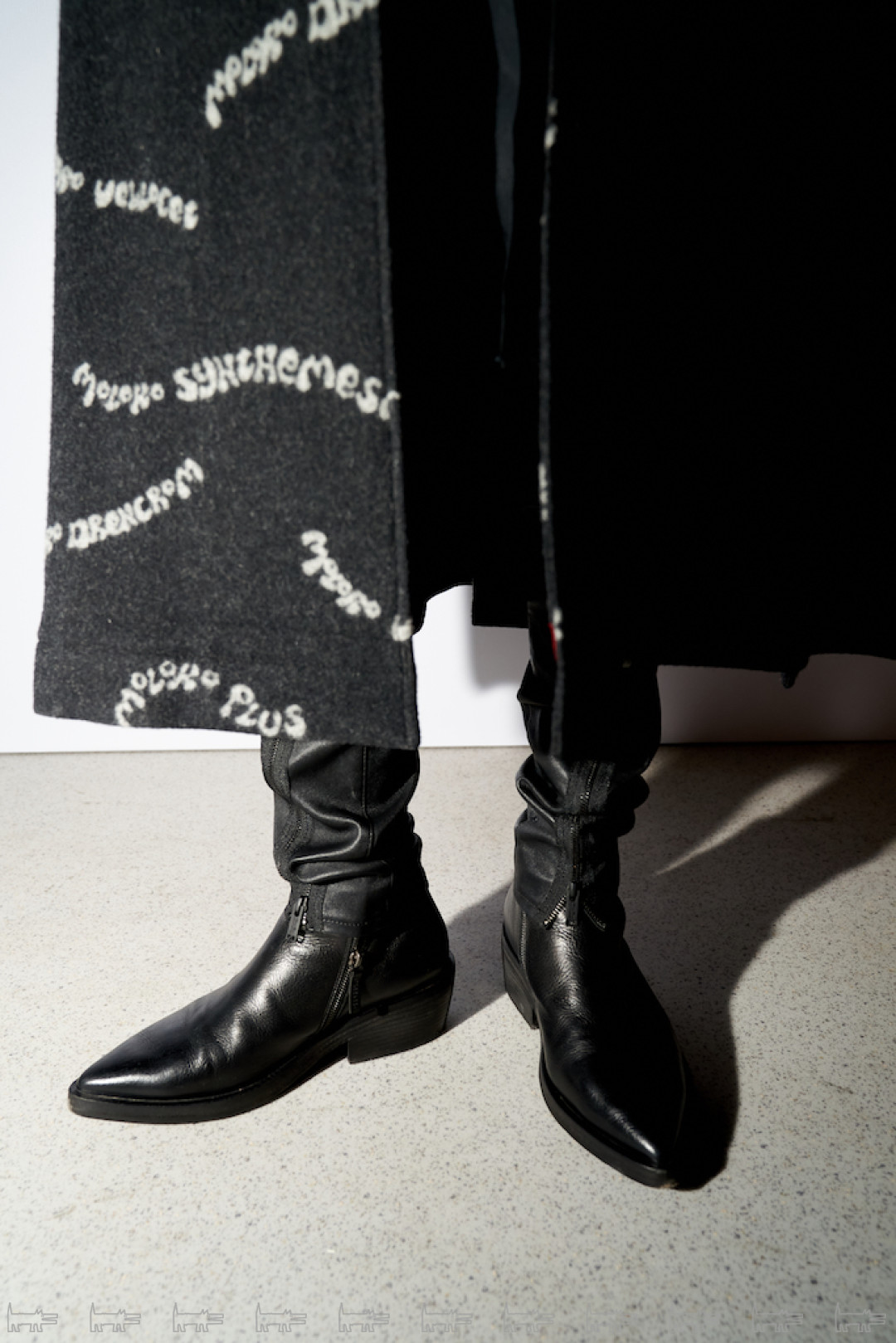 На Юрии: тотал-лук Undercover