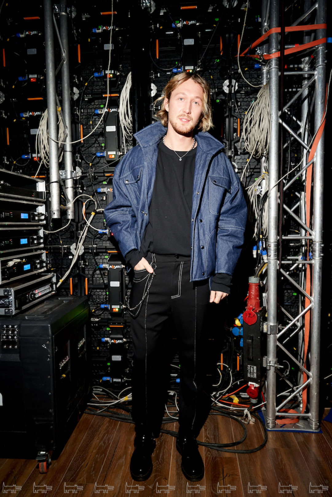 На Юре: тотал-лук Saint-Tokyo, ботинки Dr. Martens