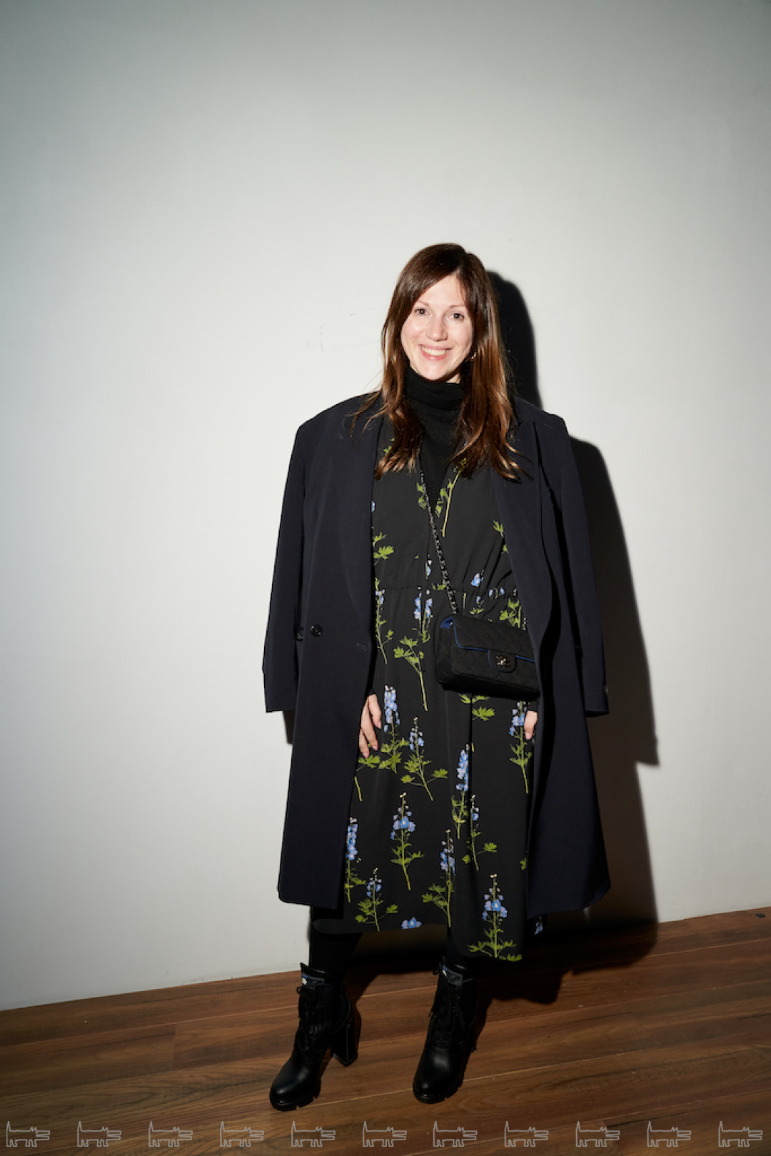 На Яне: плащ Vetements, платье Dries Van Noten, бадлон UNIQLO, сумка Chanel, ботинки Prada